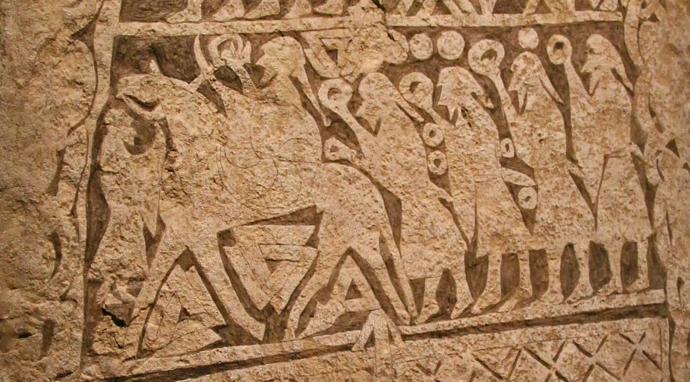 Valknut meaning on the Tängelgårda picture stone from Gotland, a rider welcomed with a drinking horn